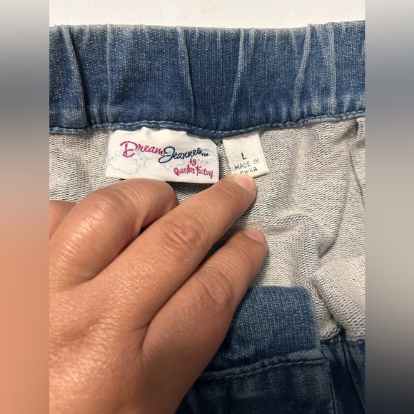 jeans size L but in numerical size it is like 14 -16 it is elastic at the waist - Picture 2 of 8